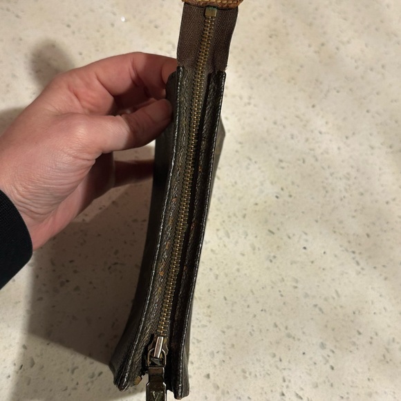 Authentic Louis Vuitton vintage toiletry 15 bag - Picture 5 of 11